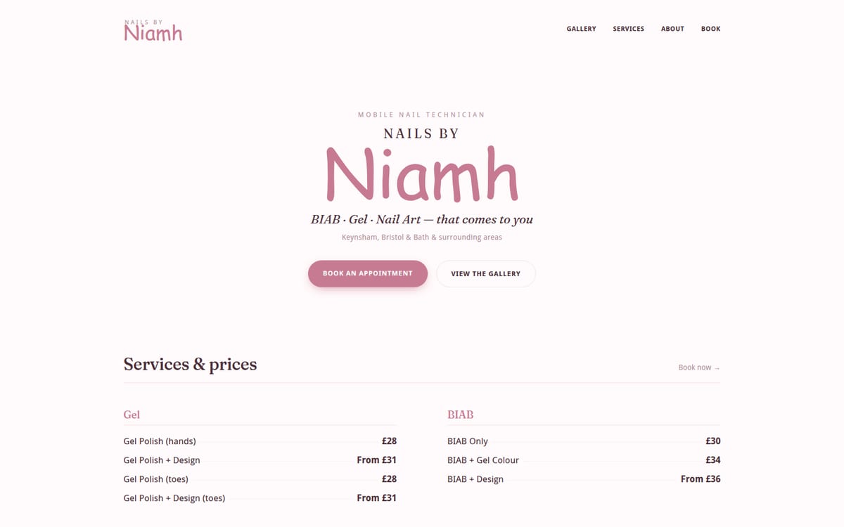 Skjermbilde av niamhnails.co.uk — lyserosa nettside for Nails by Niamh